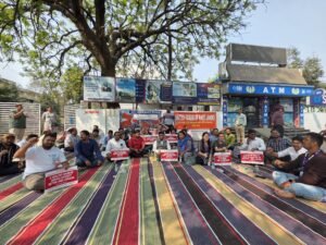 Read more about the article ସରକାରଙ୍କ ଟାଳଟୁଳ ନୀତିକୁ ବିରୋଧ: ମିଳିତ ବ୍ୟାଙ୍କ ସଂଘର କର୍ମଚାରୀ ୨୪ ଘଣ୍ଟିଆ ଧର୍ମଘଟ