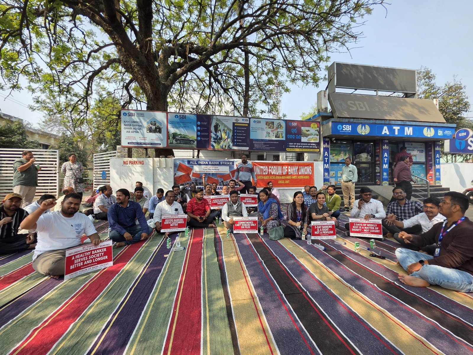 You are currently viewing ସରକାରଙ୍କ ଟାଳଟୁଳ ନୀତିକୁ ବିରୋଧ: ମିଳିତ ବ୍ୟାଙ୍କ ସଂଘର କର୍ମଚାରୀ ୨୪ ଘଣ୍ଟିଆ ଧର୍ମଘଟ