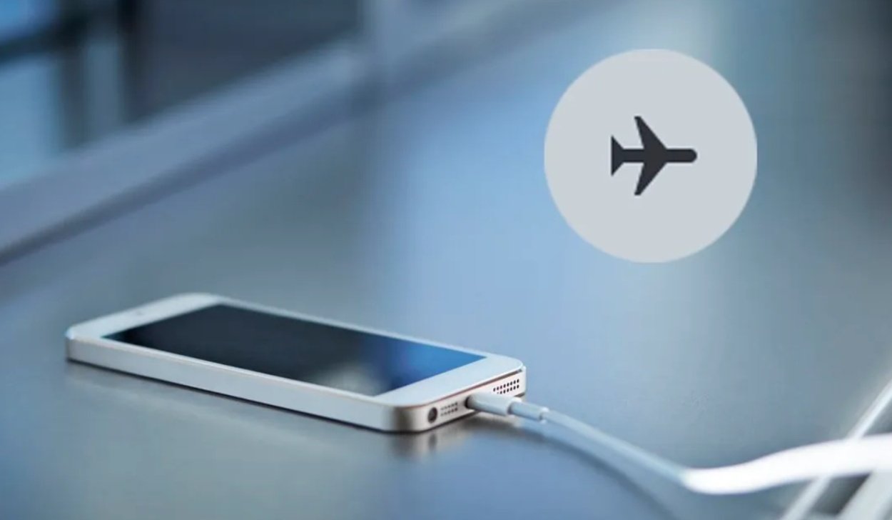 You are currently viewing ବିମାନରେ ପୋର୍ଟେବଲ୍ ଇଲେକ୍ଟ୍ରୋନିକ୍ ଡିଭାଇସ୍ ଚାର୍ଜ କରିବା ଉପରେ ପ୍ରତିବନ୍ଧକ, ଜାଣନ୍ତୁ କାରଣ