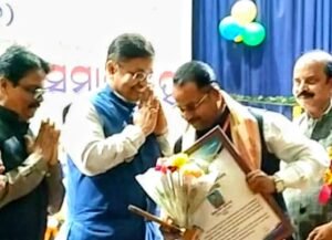 Read more about the article ଜିଲ୍ଲା ସାମ୍ବାଦିକ ସଂଘ ସଭାପତି ଅଜିତ କୁମାର ଧର ଓୟୁଜେ ମିଡିଆ ସମ୍ମାନରେ ସମ୍ମାନୀତ