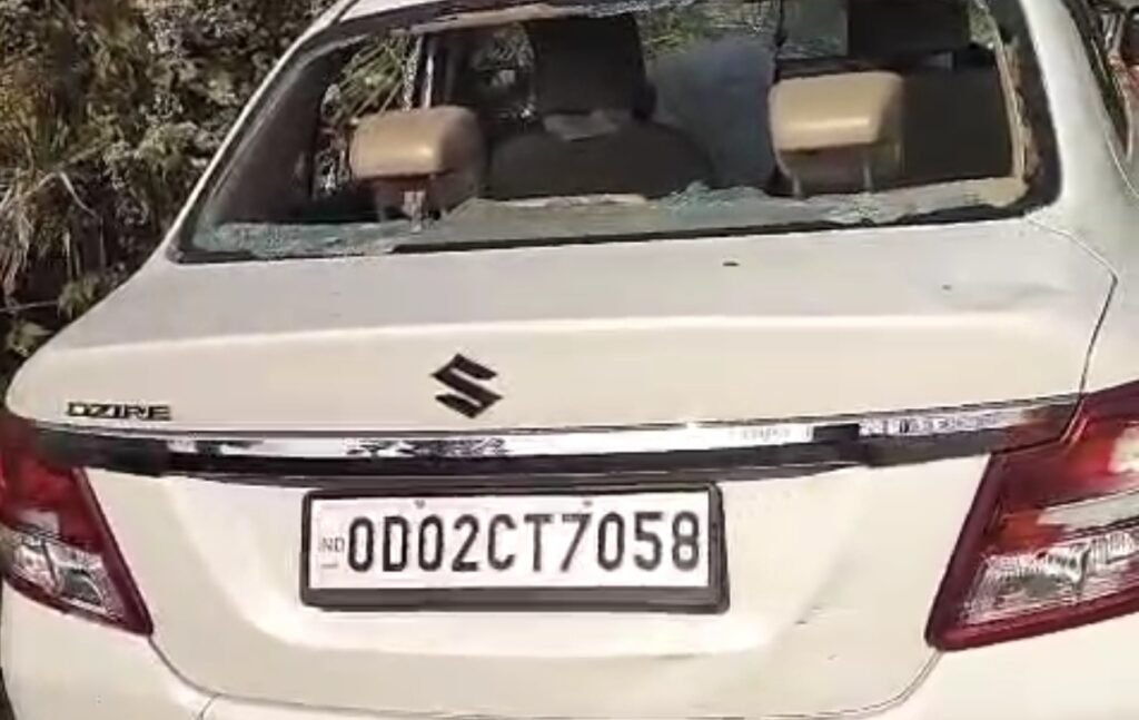 ଗଞ୍ଜେଇ ଚୋରାଚାଲାଣ ସନ୍ଦେହରେ ପୋଲିସ ଗୋଡ଼ାଉଥିବା କାର ଧକ୍କା: ୨ ଜଣ ଗୁରୁତର, ଥାନା ଘେରାଉ ସହ ରାସ୍ତା ଅବରୋଧ କଲେ ସ୍ଥାନୀୟ ଲୋକ