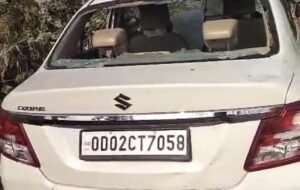 Read more about the article ଗଞ୍ଜେଇ ଚୋରାଚାଲାଣ ସନ୍ଦେହରେ ପୋଲିସ ଗୋଡ଼ାଉଥିବା କାର ଧକ୍କା: ୨ ଜଣ ଗୁରୁତର, ଥାନା ଘେରାଉ ସହ ରାସ୍ତା ଅବରୋଧ କଲେ ସ୍ଥାନୀୟ ଲୋକ