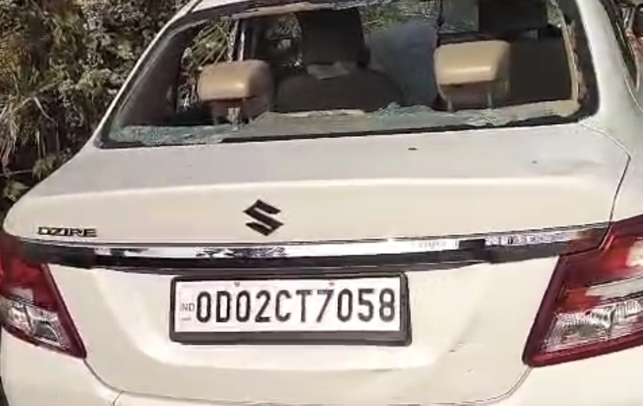 You are currently viewing ଗଞ୍ଜେଇ ଚୋରାଚାଲାଣ ସନ୍ଦେହରେ ପୋଲିସ ଗୋଡ଼ାଉଥିବା କାର ଧକ୍କା: ୨ ଜଣ ଗୁରୁତର, ଥାନା ଘେରାଉ ସହ ରାସ୍ତା ଅବରୋଧ କଲେ ସ୍ଥାନୀୟ ଲୋକ