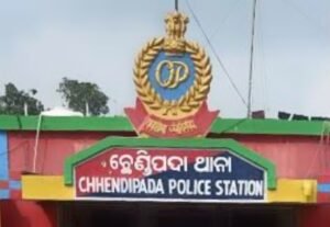 Read more about the article ଛାତ୍ରୀଙ୍କୁ କମେଣ୍ଟ କରିବା ସହ ମୁହଁକୁ ଛାଡ଼ିଲେ ସିଗାରେଟ ଧୂଆଁ: ଦୁଇ ରୋଡ୍ ରୋମିଓ ଗିରଫ, ବାଇକ ଜବତ