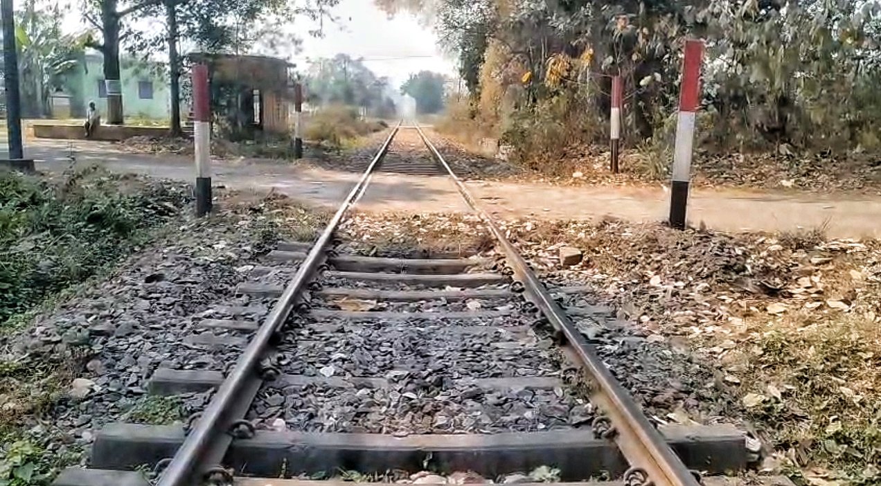 You are currently viewing ନାଲକୋ ରେଳପଥ: ଏବେ ମରଣଯନ୍ତା, ମୃତ୍ୟୁକୁ ଆମନ୍ତ୍ରଣ କରୁଛି ଟ୍ରେନ୍‌ ଚଳାଚଳ