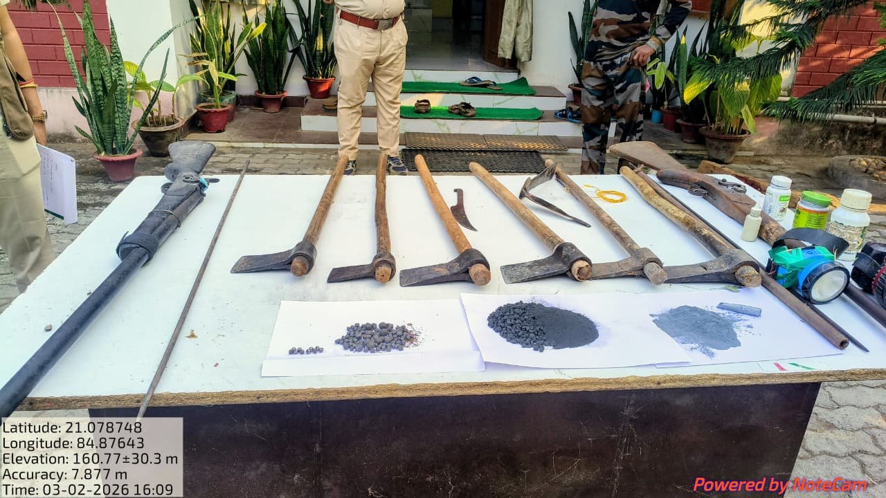 You are currently viewing ପାତ୍ରପଡା ତାଳ ମଣ୍ଡଳୀ ସାହିରେ ଚଢ଼ାଉ, ବନ୍ୟ ଜନ୍ତୁ ଶିକାର ସାମଗ୍ରୀ ଉଦ୍ଧାର: ବନ୍ଧୁକ ଫାଶ, ତାର, ବାରୁଦ, ବାରହା ମାଂସ ଆଦି ଜବତ