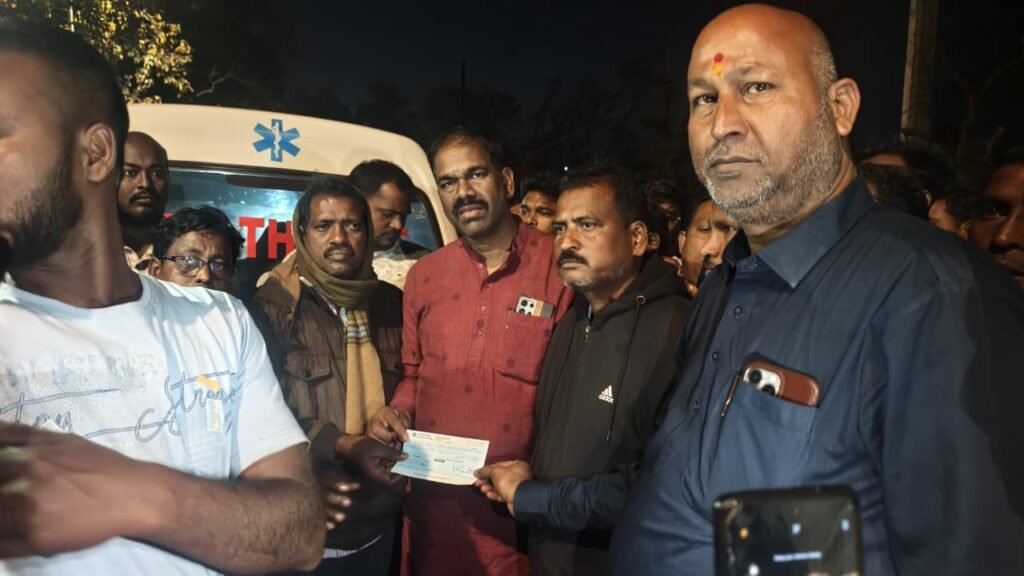 ଟ୍ରକ ଧକ୍କାରେ ୨ ଶ୍ରମିକଙ୍କ ମୃତ୍ୟୁ: ୧୨ ଘଣ୍ଟାର ଆନ୍ଦୋଳନ ପରେ ୧୫ ଲକ୍ଷ ଲେଖାଏଁ କ୍ଷତିପୂରଣ ଓ ଚାକିରି ପ୍ରତିଶ୍ରୁତି