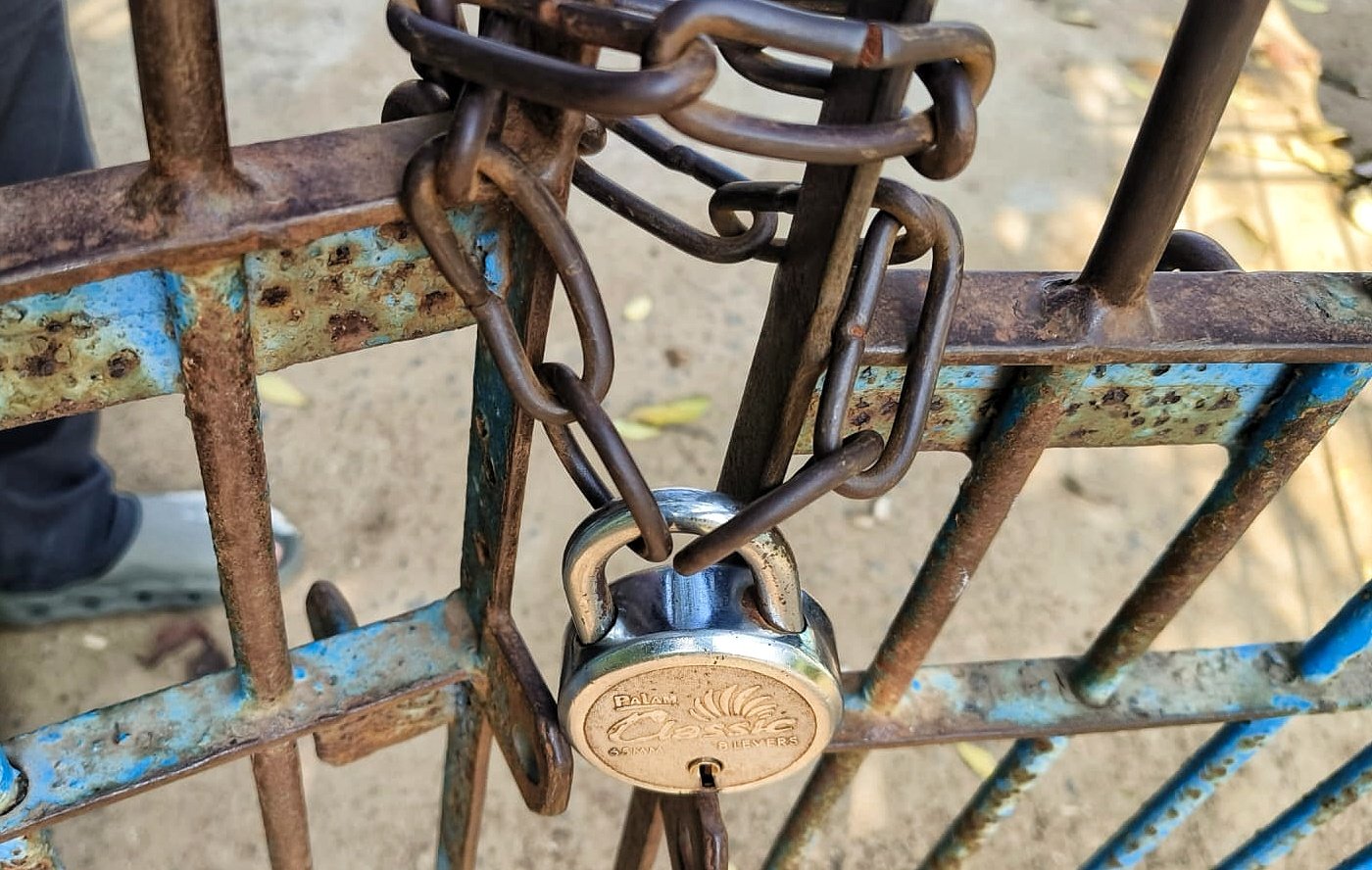 You are currently viewing ସ୍କୁଲ୍ ସମୟରେ ଫାଟକରେ ଝୁଲୁଛି ତାଲା: ଅନୁଗୁଳ ତୁରଙ୍ଗ ସରକାରୀ ବିଦ୍ୟାଳୟରୁ ଆସିଲା ବିଚିତ୍ର ଦୃଶ୍ୟ