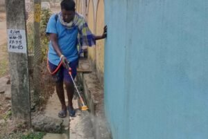 Read more about the article ମଶାଙ୍କ ପ୍ରାଦୁର୍ଭାବ ରୋକିବାକୁ ଅନୁଗୁଳ ପୌରପାଳିକାର ତତ୍ପରତା: ସ୍ପ୍ରେ ହେଲା ମଶା ତେଲ