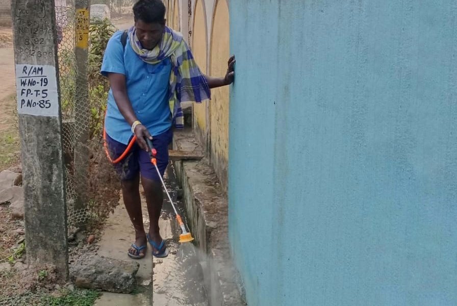 You are currently viewing ମଶାଙ୍କ ପ୍ରାଦୁର୍ଭାବ ରୋକିବାକୁ ଅନୁଗୁଳ ପୌରପାଳିକାର ତତ୍ପରତା: ସ୍ପ୍ରେ ହେଲା ମଶା ତେଲ