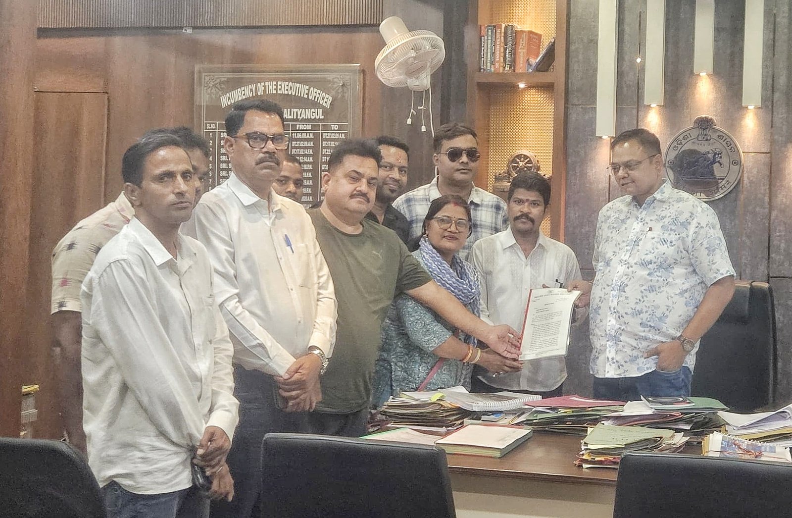 You are currently viewing ଅନୁଗୁଳ ପୌର ଅଧିକାରୀଙ୍କୁ ଭେଟିଲା ନଗର କଂଗ୍ରେସ: ବିଭିନ୍ନ ସମସ୍ୟା ନେଇ ଦାବିପତ୍ର ପ୍ରଦାନ