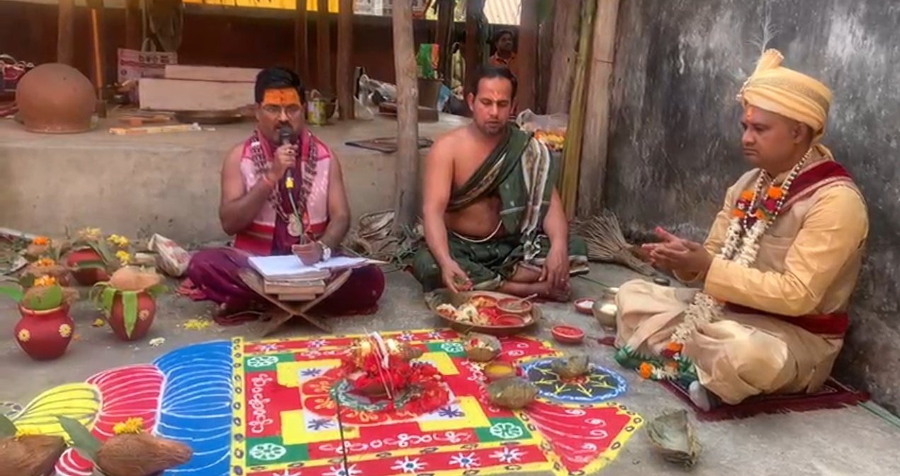 You are currently viewing ଗଡଜାତର ଅଧିଷ୍ଠାତ୍ରୀ ଦେବୀ ମା’ କଳାପାଟ ମନ୍ଦିରର ବାର୍ଷିକ ଉତ୍ସବ ପାଳିତ, ଭକ୍ତଙ୍କ ସମାଗମରେ ଗ୍ରାମ ସଜ୍ଜିତ