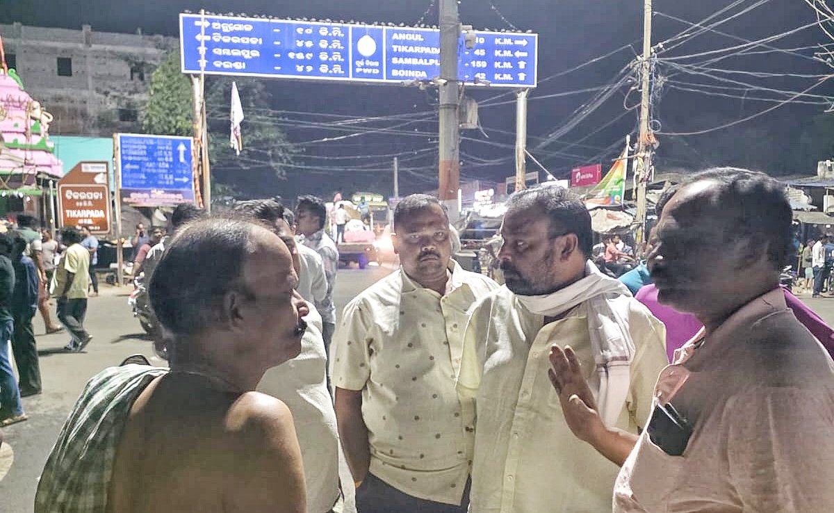 You are currently viewing ଅନୁଗୁଳ ବନ୍ତଳା ଛକରେ ଭୟାବହ ଅଗ୍ନିକାଣ୍ଡ: ୧୧ ଦୋକାନ ଜଳି ପାଉଁଶ