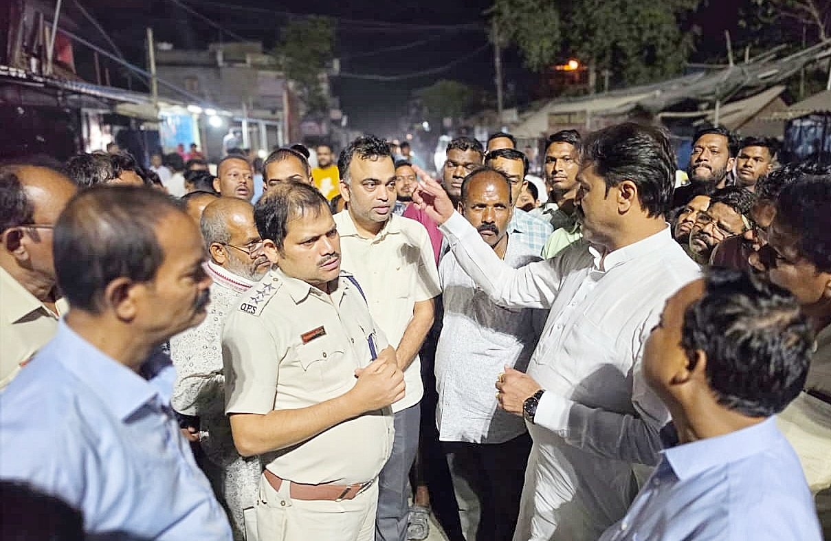 You are currently viewing ବନ୍ତଳା ଛକ ଅଗ୍ନିକାଣ୍ଡ: ବିଧାନସଭା ଛାଡ଼ି ସହାୟତା ପାଇଁ ପହଞ୍ଚିଲେ ବିଧାୟକ