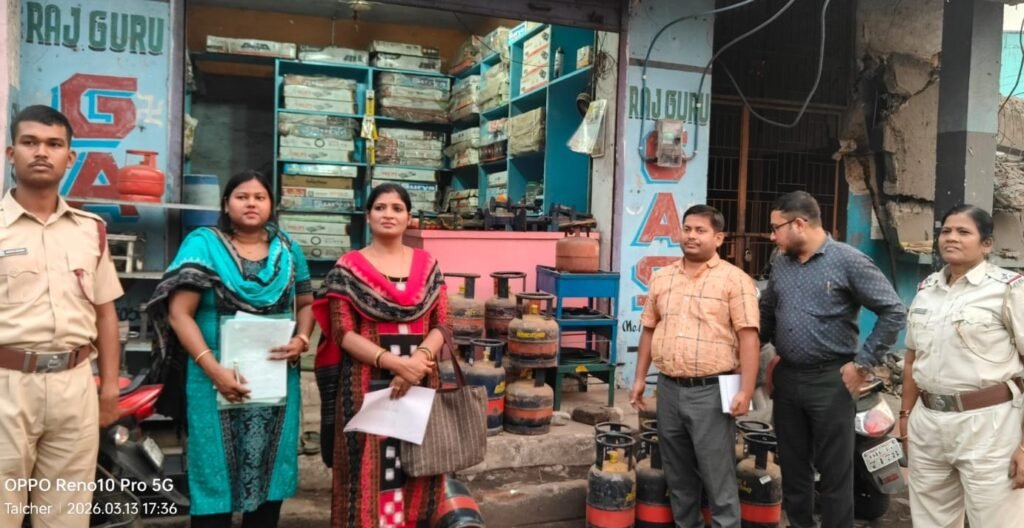 ଗ୍ୟାସ ଚଢା ଦରରେ ବିକ୍ରି ଅଭିଯୋଗ, ଦୋକାନରେ ଚଢ଼ାଉ