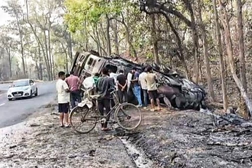 ଓଲଟି ପଡ଼ି ଜଳିଗଲା ପିଚୁ ବୋଝେଇ ଟ୍ୟାଙ୍କର, ଜଳିଗଲେ ଚାଳକ