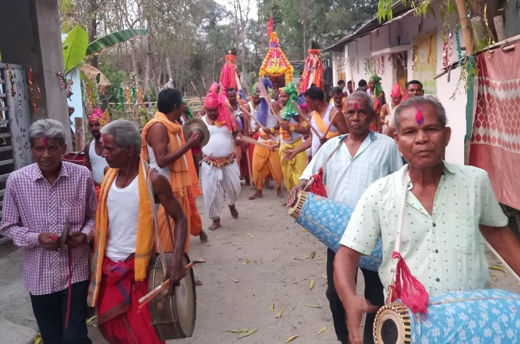 ଲଙ୍ଗୁଳିଆବେଡ଼ା ଗ୍ରାମରେ ଆନନ୍ଦ ଉଲ୍ଲାସରେ ଅନୁଷ୍ଠିତ ହେଲା ଦଶଦୋଳ ଉତ୍ସବ