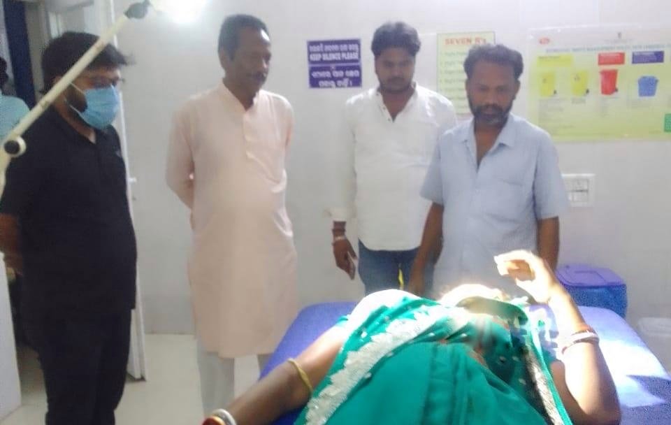 You are currently viewing ଦେବଦୂତ ସାଜିଲେ ପୂର୍ବତନ ସାଂସଦ ମହେଶ ସାହୁ: ଦୁର୍ଘଟଣାଗ୍ରସ୍ତ ଦମ୍ପତିଙ୍କୁ ନିଜ ଗାଡ଼ିରେ ନେଇ ମେଡିକାଲରେ କଲେ ଭର୍ତ୍ତି