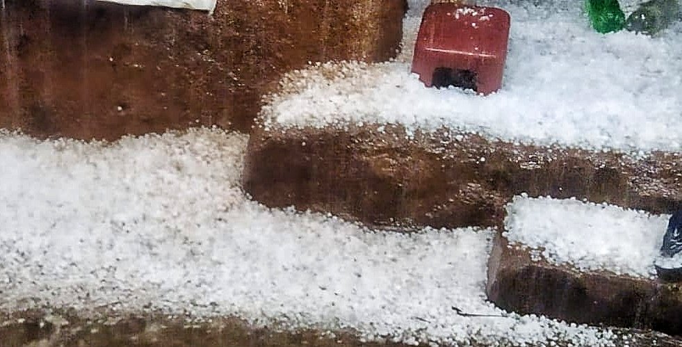 କାଳବୈଶାଖୀର ତାଣ୍ଡବ: କୁଆପଥର ମାଡ଼ରେ ଧଳା ଚାଦରରେ ଘୋଡ଼େଇ ହେଲା ପୂରା ଅଞ୍ଚଳ