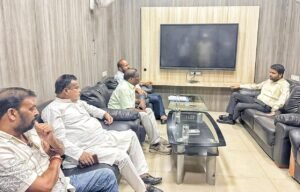 Read more about the article କୋଶଳା ଗ୍ରାମବାସୀଙ୍କ ସମସ୍ୟା ନେଇ ଜିଲ୍ଲାପାଳଙ୍କ ସହ ଆଲୋଚନା କଲେ ବିଧାୟକ ଓ ପୂର୍ବତନ ବିଧାୟକ