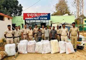 Read more about the article ଆନ୍ତଃରାଜ୍ୟ ଗଞ୍ଜେଇ ଚୋରା ଚାଲାଣ ଦଳର ୩ ଗିରଫ: ୨୧୨ କେଜି ଗଞ୍ଜେଇ ଜବତ