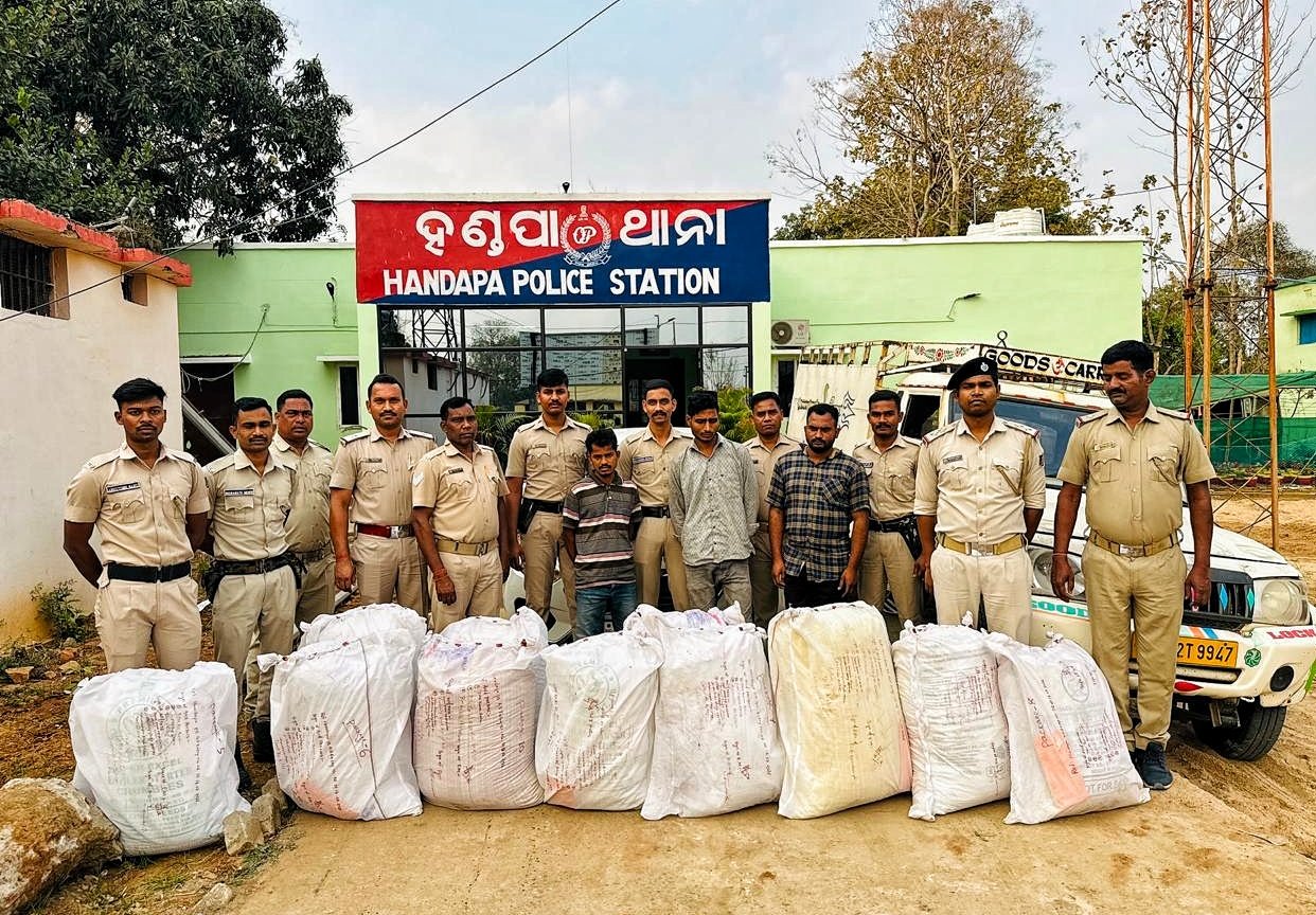 You are currently viewing ଆନ୍ତଃରାଜ୍ୟ ଗଞ୍ଜେଇ ଚୋରା ଚାଲାଣ ଦଳର ୩ ଗିରଫ: ୨୧୨ କେଜି ଗଞ୍ଜେଇ ଜବତ