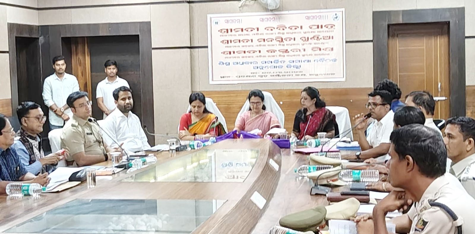 You are currently viewing ଅନୁଗୁଳ ଜିଲ୍ଲା ଗସ୍ତରେ ରାଜ୍ୟ ଶିଶୁ ଅଧିକାର ସୁରକ୍ଷା ଆୟୋଗ ଅଧ୍ୟକ୍ଷା: ଶିଶୁ ସୁରକ୍ଷା ବ୍ୟବସ୍ଥାର କଲେ ସମୀକ୍ଷା