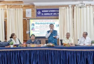 Read more about the article ରସାୟନ ବିଜ୍ଞାନ ସେମିନାର: ଡ୍ରଗ୍ ରିସର୍ଚ୍ଚ ଉପରେ ଛାତ୍ରଛାତ୍ରୀଙ୍କୁ ଗୁରୁମନ୍ତ୍ର ଦେଲେ IICTର ମୁଖ୍ୟ ବୈଜ୍ଞାନିକ