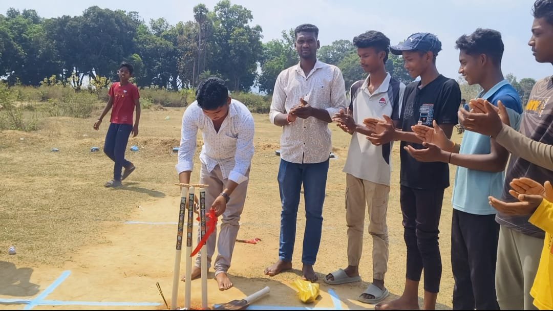 You are currently viewing ସାପୋଇନାଳୀ କ୍ରିକେଟ ଟୁର୍ଣ୍ଣାମେଣ୍ଟ ଉଦଯାପିତ: ସିଙ୍କୁଳାପାଟ ଟିମ୍ ଚାମ୍ପିଅନ