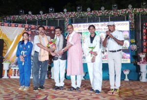 Read more about the article ମୃଣ୍ମୟୀ ବାସନ୍ତୀ ଦୁର୍ଗା ମଣ୍ଡପରେ ମହାଷ୍ଟମୀ ପୂଜା: ସମରକଳା ଓ ଲୋକନୃତ୍ୟ ବାନ୍ଧି ରଖିଲା ଦର୍ଶକଙ୍କୁ