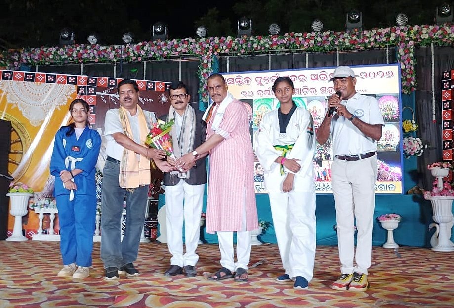 ମୃଣ୍ମୟୀ ବାସନ୍ତୀ ଦୁର୍ଗା ମଣ୍ଡପରେ ମହାଷ୍ଟମୀ ପୂଜା: ସମରକଳା ଓ ଲୋକନୃତ୍ୟ ବାନ୍ଧି ରଖିଲା ଦର୍ଶକଙ୍କୁ