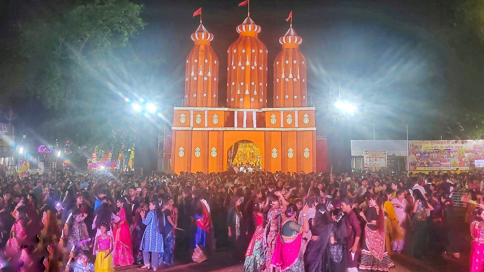 You are currently viewing ଅମଲାପଡ଼ା ବାସନ୍ତୀ ଦୁର୍ଗା: ଆୟୋଜିତ ହେଲା ରକ୍ତଦାନ ଶିବିର, କୁମାରୀ ପୂଜନ ଓ ସାମୁହିକ ଦାଣ୍ଡିଆ