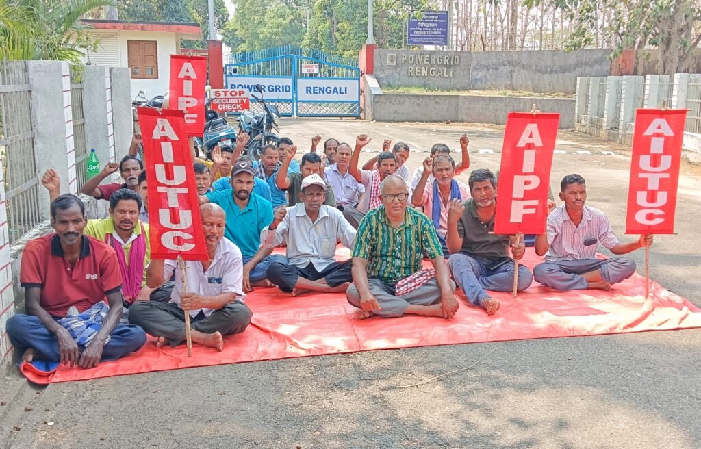 ରେଙ୍ଗାଳି ପାୱାରଗ୍ରୀଡ୍ ଫାଟକ ସମ୍ମୁଖରେ ଶ୍ରମିକଙ୍କ ଆନ୍ଦୋଳନ ଜାରି: ଦାବି ପୂରଣ ନହେଲେ ରାଜରାସ୍ତା ଅବରୋଧ ଚେତାବନୀ