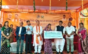 Read more about the article ଅନୁଗୁଳରେ ଶ୍ରମିକ ସହାୟତା ଶିବିର: ୩୮୫ ଜଣଙ୍କୁ ୨.୭୮ କୋଟିରୁ ଅଧିକ ଟଙ୍କାର ସହାୟତା ଦେଲେ ମନ୍ତ୍ରୀ ଗଣେଶ ରାମ ସିଂହଖୁଣ୍ଟିଆ