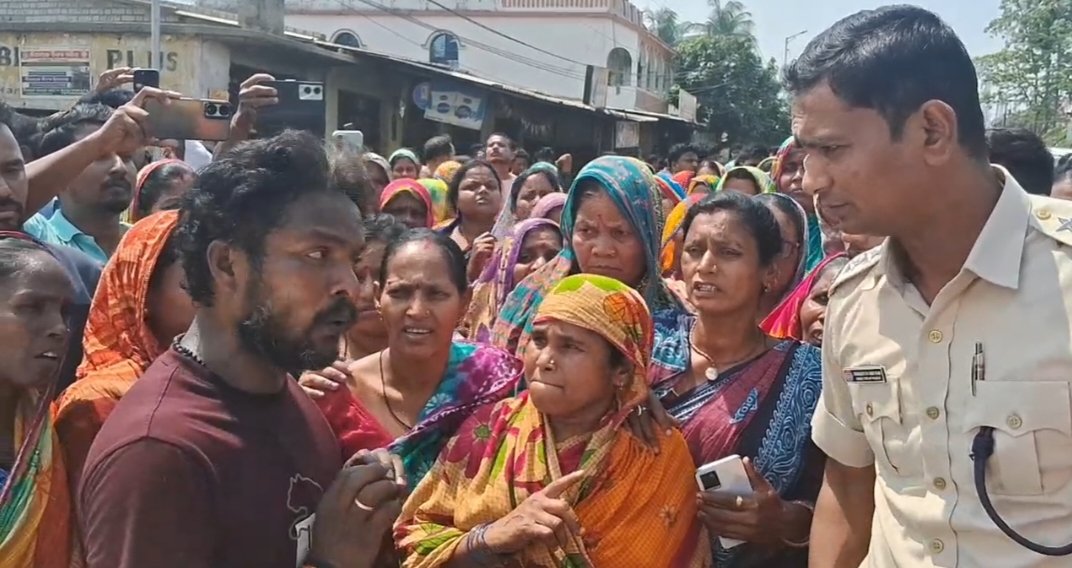 You are currently viewing କୋଶଳାରେ କୋଇଲା ପରିବହନକୁ ନେଇ ତେଜିଲା ଅସନ୍ତୋଷ: ପୋଲିସ ଓ ଗ୍ରାମବାସୀ ମୁହାଁମୁହିଁ, ଗାଡ଼ି ସହ ପୋଲିସକୁ ଅଟକ ରଖିଲେ ଉତ୍ତ୍ୟକ୍ତ ଲୋକେ