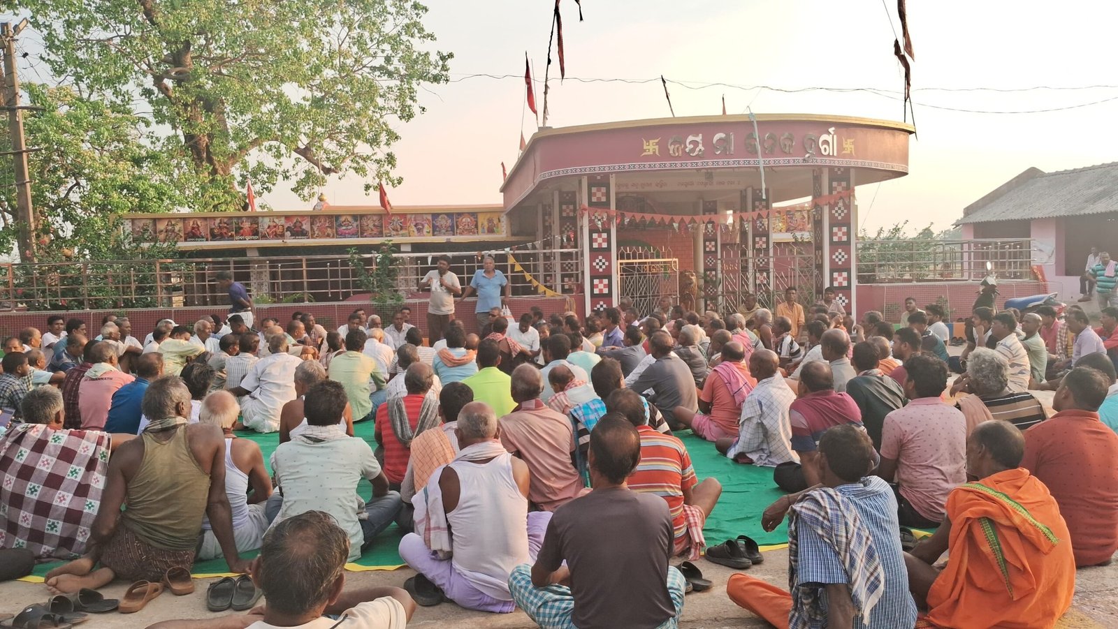 You are currently viewing କୋଶଳା ପରେ ଏବେ ତେନ୍ତୁଲୋଇରେ ଆନ୍ଦୋଳନର ନିଆଁ: ବେଆଇନ କୋଇଲା ପରିବହନ ବିରୋଧରେ ଗର୍ଜିଲେ ସଚେତନ ଗ୍ରାମବାସୀ