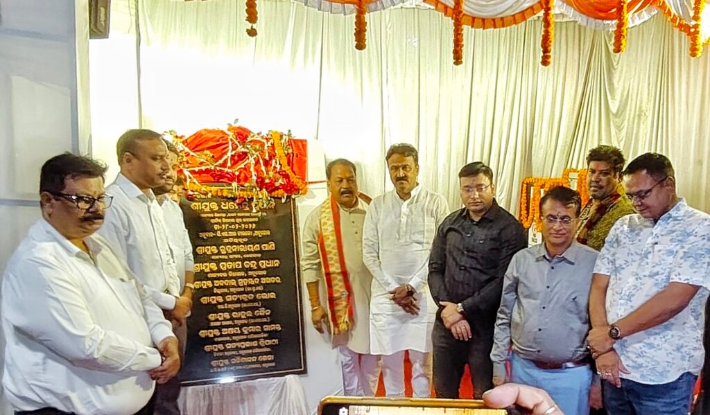 ଅନୁଗୁଳ ସହରରେ ସଚଳ ହେଲା ଟ୍ରାଫିକ ସିଗ୍ନାଲ୍ ବ୍ୟବସ୍ଥା: ଥାନାଛକରେ ଉଦ୍‌ଘାଟନ କଲେ ବିଧାୟକ