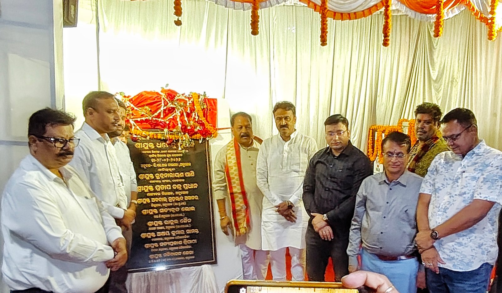 You are currently viewing ଅନୁଗୁଳ ସହରରେ ସଚଳ ହେଲା ଟ୍ରାଫିକ ସିଗ୍ନାଲ୍ ବ୍ୟବସ୍ଥା: ଥାନାଛକରେ ଉଦ୍‌ଘାଟନ କଲେ ବିଧାୟକ