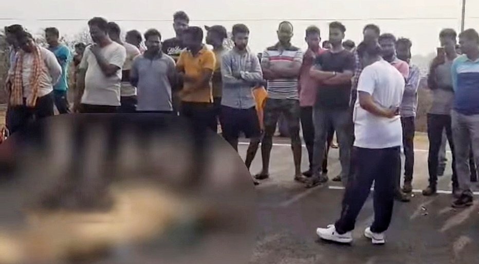 You are currently viewing ଟ୍ରଲର ଧକ୍କାରେ ବାଇକ ଆରୋହୀ ମୃତ, ରାଜପଥ ଅବରୋଧ