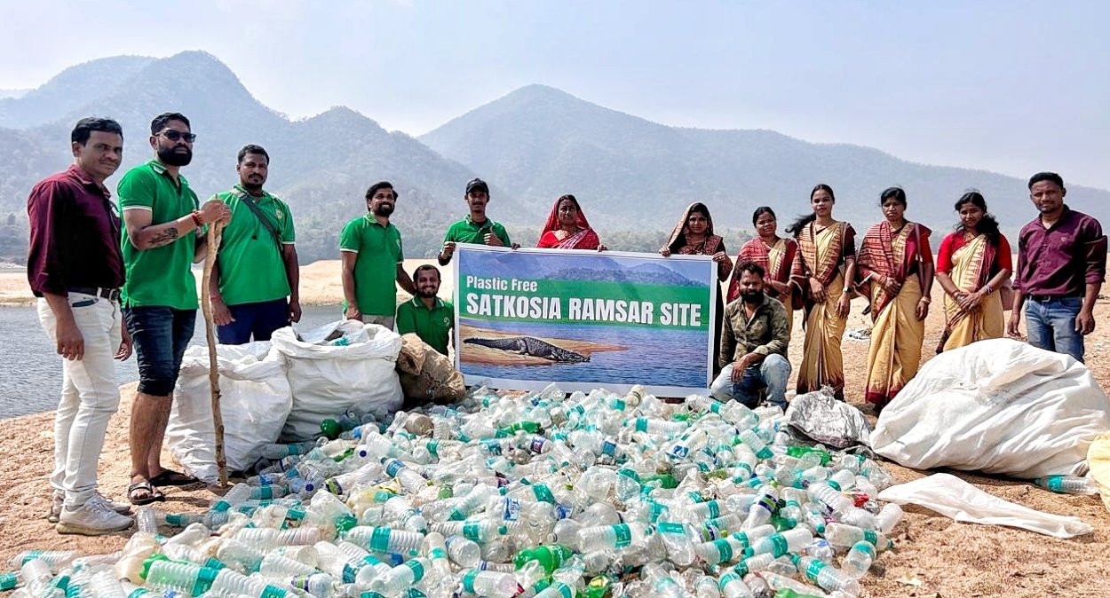 You are currently viewing ସାତକୋଶିଆ ଗଣ୍ଡକୁ ପ୍ଲାଷ୍ଟିକମୁକ୍ତ କରିବା ପାଇଁ ଜନ ଆନ୍ଦୋଳନ: ବିଶ୍ୱ ଜଳ ଦିବସରେ ‘ସାଥୀ ପରିବାର’ର ଅଭିନବ ପ୍ରୟାସ