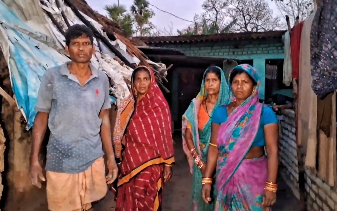 You are currently viewing କାଳବୈଶାଖୀର ତାଣ୍ଡବ: କୁଆପଥର ମାଡ଼ ସହ ବ୍ୟାପକ କ୍ଷୟକ୍ଷତି: ଟାକୁଆ ଗ୍ରାମରେ ଶତାଧିକ ଆଜବେଷ୍ଟସ ଘର ଚୁରମାର