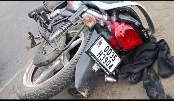 ଟ୍ରକ ଧକ୍କାରେ ଠିକା ଶ୍ରମିକଙ୍କ ମୃତ୍ୟୁ: କ୍ଷତିପୂରଣ ଦାବିରେ ରାସ୍ତାରୋକ, ପ୍ରତିଶ୍ରୁତି ପରେ ରାସ୍ତା ଅବରୋଧ ହଟିଲା