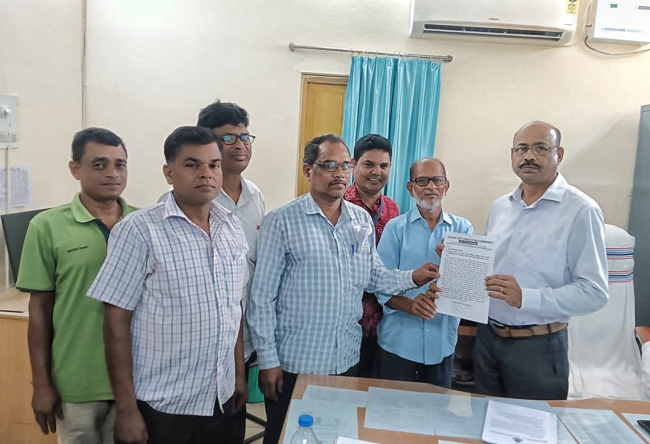 You are currently viewing କୋଶଳା ଗ୍ରାମବାସୀଙ୍କୁ ମିଥ୍ୟା କେସ୍ ଓ ଗିରଫଦାରୀ ପ୍ରତିବାଦ: ଏସ୍.ପି.ଙ୍କୁ ଦାବିପତ୍ର ପ୍ରଦାନ କଲା ଏସ୍.ୟୁ.ସି.ଆଇ