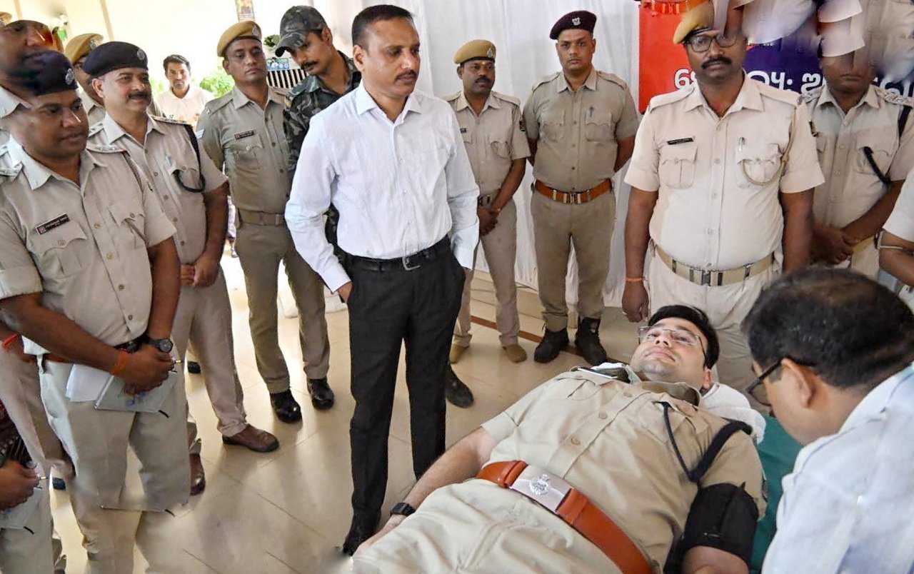 You are currently viewing ଅନୁଗୁଳ ପୋଲିସ ପକ୍ଷରୁ ମେଗା ରକ୍ତଦାନ ଶିବିର: ୧୨୦ ୟୁନିଟ୍ ରକ୍ତ ସଂଗୃହୀତ