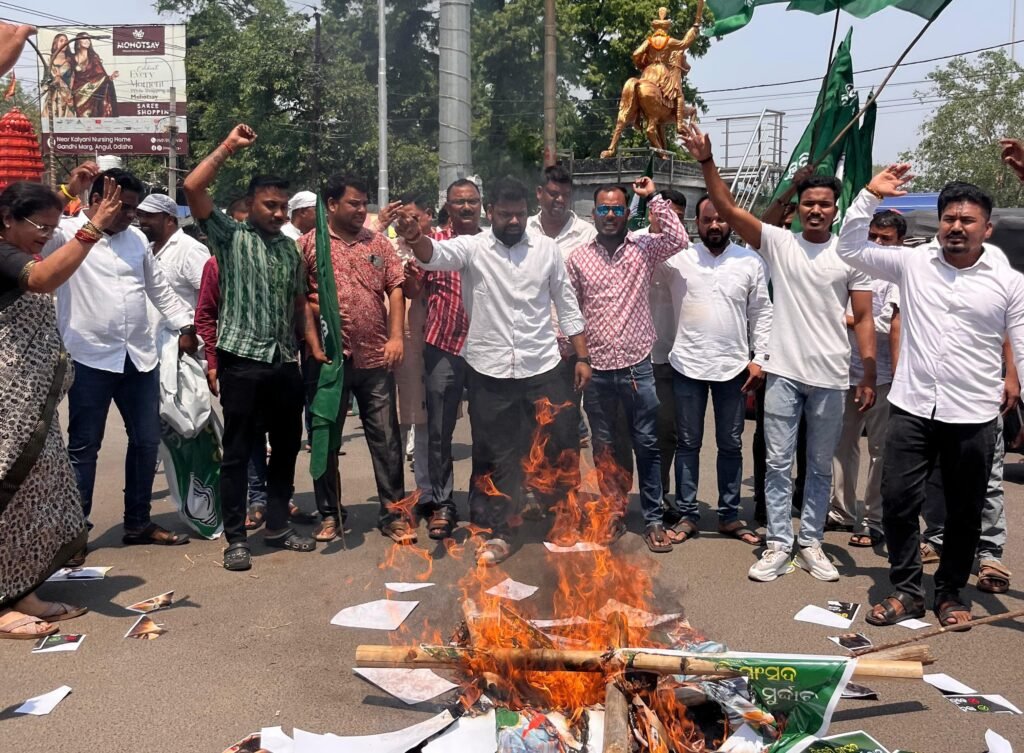 ବିଜୁ ବାବୁଙ୍କ ପ୍ରତି ଅପମାନଜନକ ମନ୍ତବ୍ୟ: ଅନୁଗୁଳରେ ବିଜେପି ସାଂସଦ ନିଶିକାନ୍ତ ଦୁବେଙ୍କ କୁଶପୁତ୍ତଳିକା ଦାହ