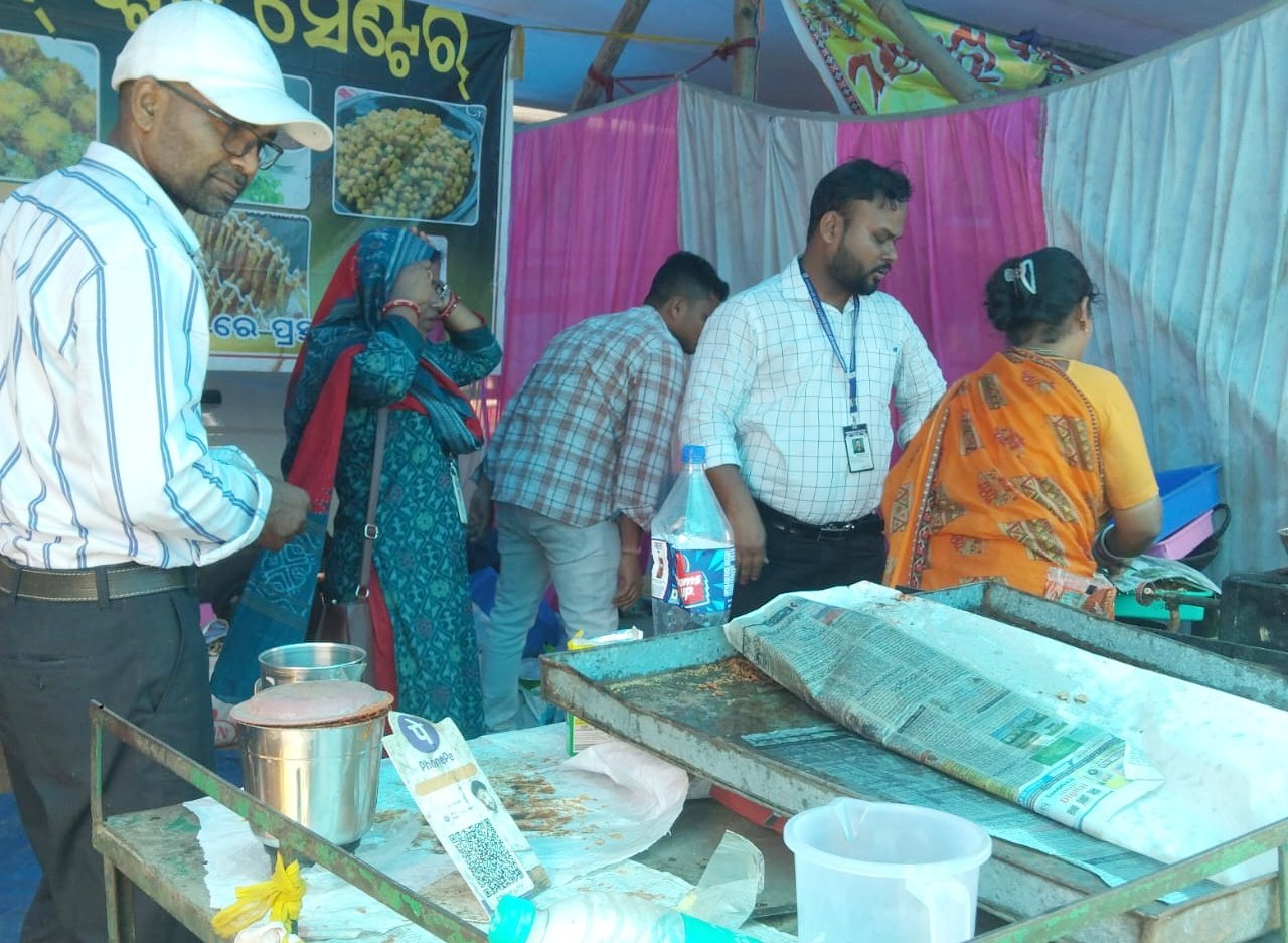 You are currently viewing ​ମା’ ହିଙ୍ଗୁଳାଙ୍କ ଯାତ୍ରାରେ ଖାଦ୍ୟର ମାନ ଯାଞ୍ଚ: ଅପମିଶ୍ରଣ ଅଭିଯୋଗରେ ୬ ହଜାର ଟଙ୍କା ଫାଇନ୍