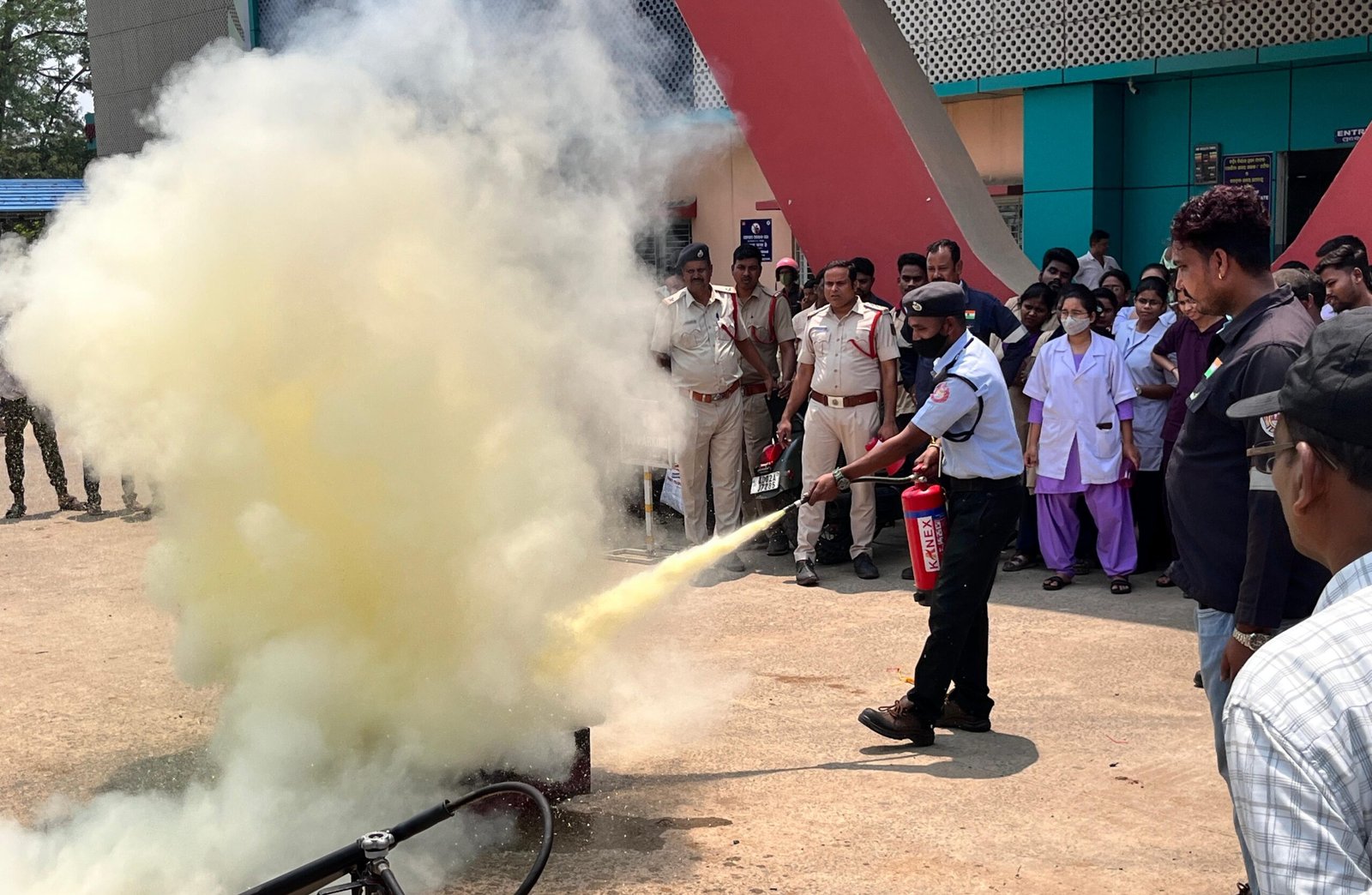 You are currently viewing ରୋଗୀ ଓ ଡାକ୍ତରଖାନା କର୍ମଚାରୀଙ୍କୁ ସଚେତନ: ଚିକିତ୍ସାଳୟରେ ଅଗ୍ନି ନିରାପତ୍ତା ସମ୍ବନ୍ଧୀୟ ପ୍ରାକ୍ ପ୍ରସ୍ତୁତି ଅଭ୍ୟାସ