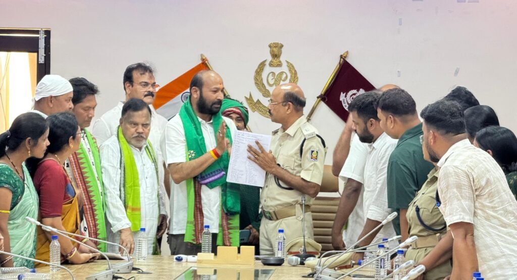 ହାବିଲଦାର ସୁମିତ୍ରା ବିଶ୍ୱାଳଙ୍କୁ ନ୍ୟାୟ ଦାବି: ଅନୁଗୁଳ ଏସପି ଅଫିସ୍ ଘେରାଉ କଲା ବିଜେଡି