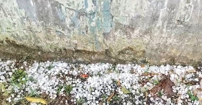 ଅଦିନିଆ ବର୍ଷା ଓ କୁଆପଥର ମାଡ଼: ବଅଁରପାଳରେ ୨୦ରୁ ଅଧିକ ପରିବାର କ୍ଷତିଗ୍ରସ୍ତ