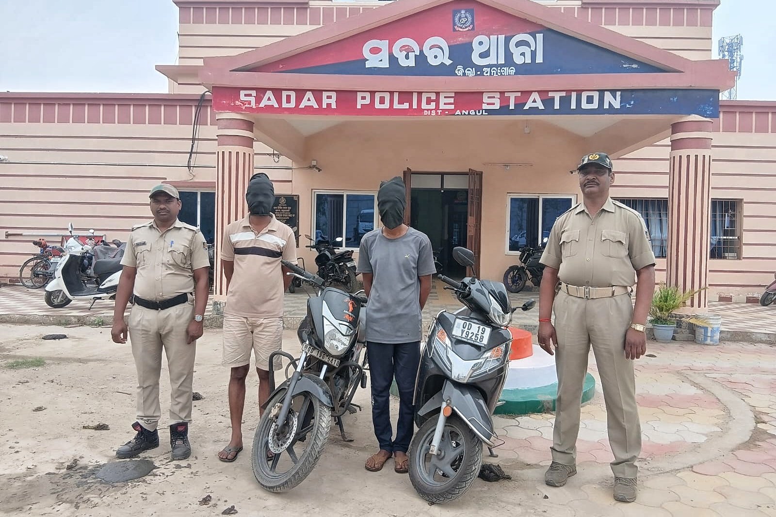 You are currently viewing ଅନୁଗୁଳରେ ସଶସ୍ତ୍ର ଲୁଟ୍ ଘଟଣାର ପର୍ଦ୍ଦାଫାସ: ୨ ଗିରଫ, ଲୁଟ୍ ସାମଗ୍ରୀ ଜବତ